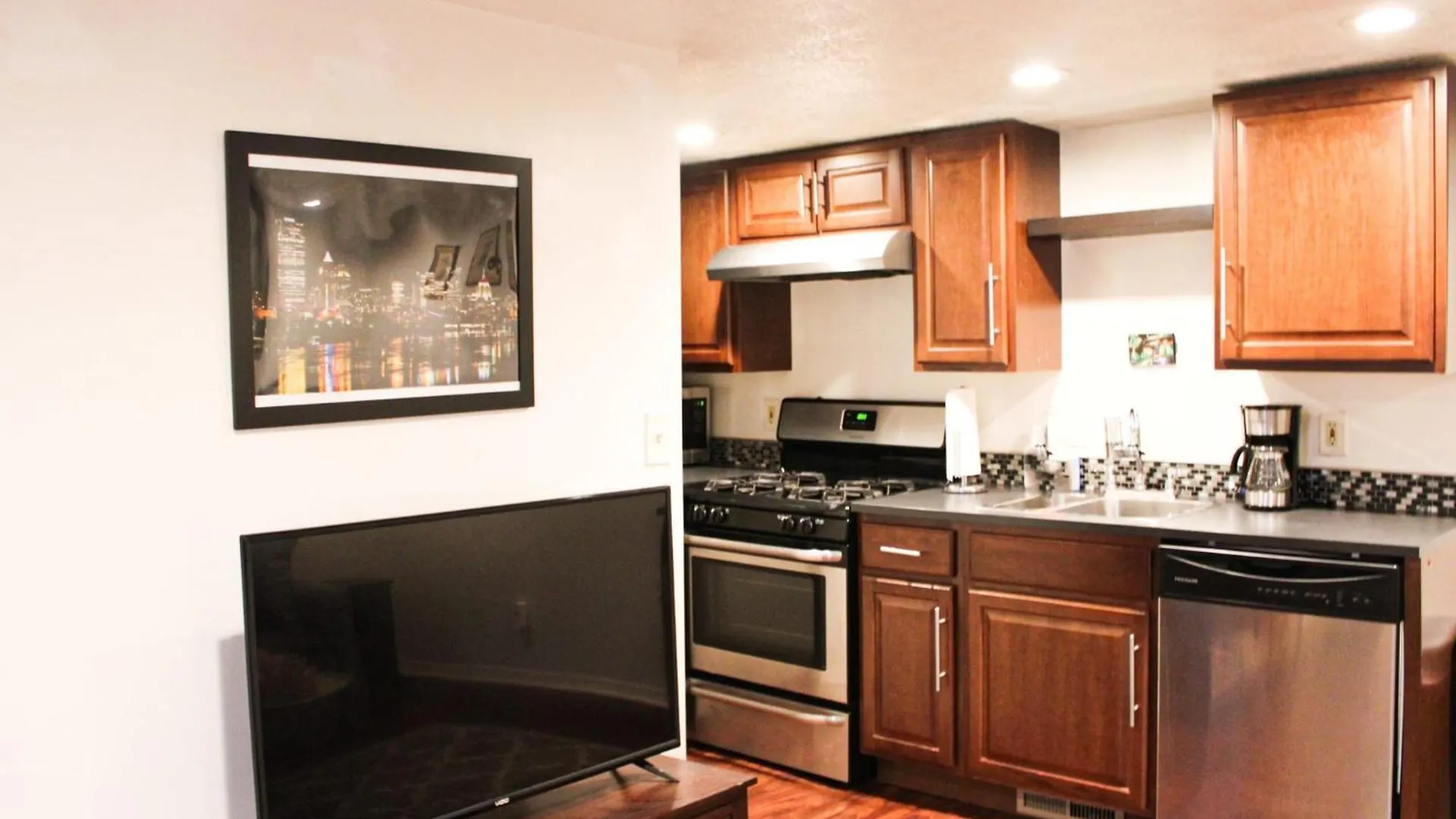 1 Bed Apt - Amazing Location 1 Block To Carson St Pittsburgh
